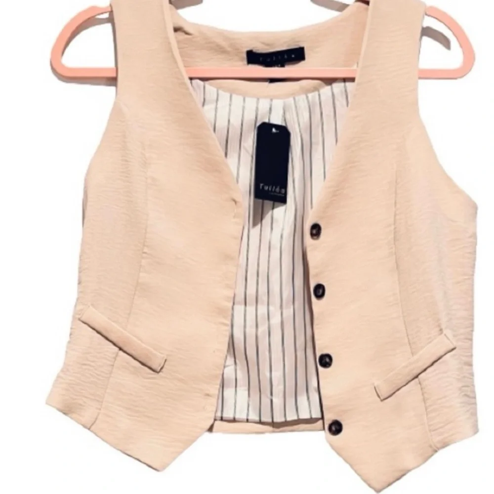 NWT- Trending Woven's V-Neck Sleeveless Pocketed Button Front Vest - Picture 4 of 6